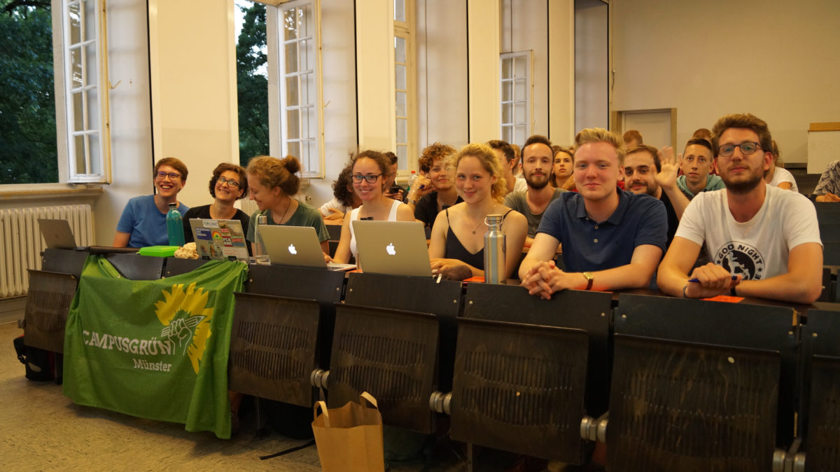 Die StuPa-Fraktion von CampusGrün sitzt gemeinsam in einem Hörsaal.