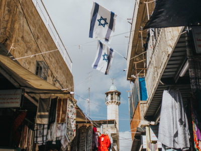 Eine Straße in Jerusalem mit israelischen Flaggen.